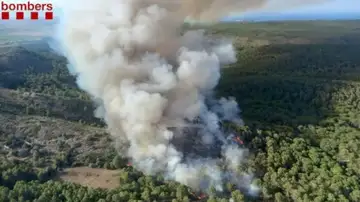 Los bomberos trabajan apagando las llamas provocadas por un incendio en el macizo del Montgrí, en Girona Los bomberos trabajan apagando las llamas provocadas por un incendio en el macizo del Montgrí, en Girona