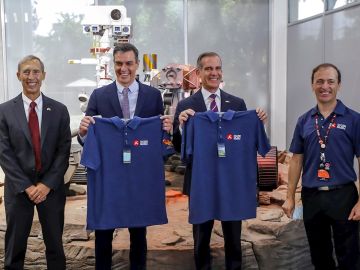Pedro Sánchez y el alcalde de Los Ángeles, Eric Garcettitras recibir como regalo una camiseta con el logo de la misión Perseverance