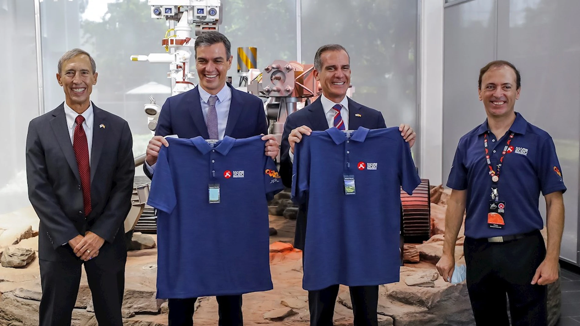 Pedro Sánchez y el alcalde de Los Ángeles, Eric Garcettitras recibir como regalo una camiseta con el logo de la misión Perseverance