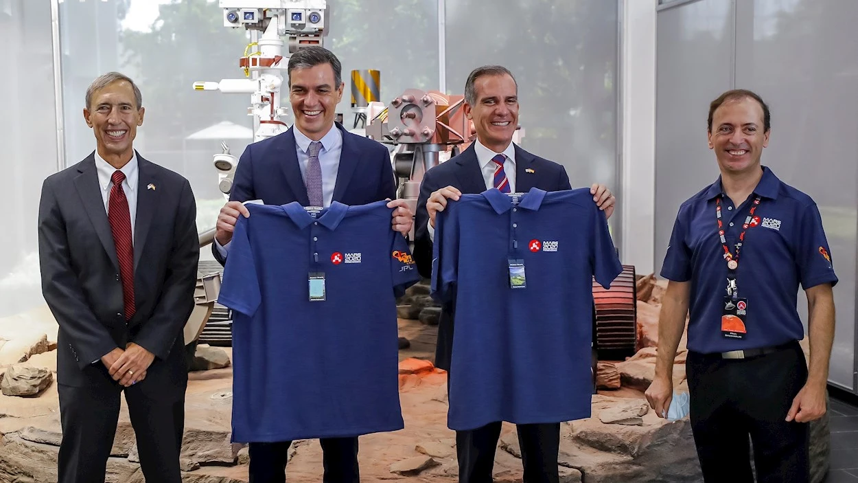 Pedro Sánchez y el alcalde de Los Ángeles, Eric Garcettitras recibir como regalo una camiseta con el logo de la misión Perseverance Pedro Sánchez y el alcalde de Los Ángeles, Eric Garcettitras recibir como regalo una camiseta con el logo de la misión Perseverance