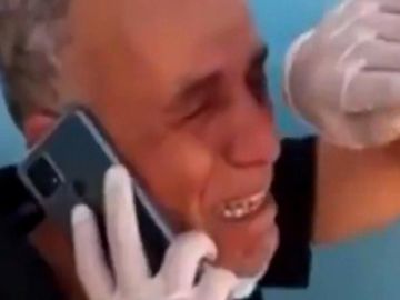 El director de un hospital llora desconsoladamente porque no queda oxígeno para atender a los pacientes covid