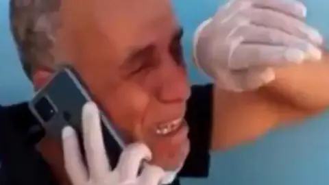 El director de un hospital llora desconsoladamente porque no queda oxígeno para atender a los pacientes covid El director de un hospital llora desconsoladamente porque no queda oxígeno para atender a los pacientes covid