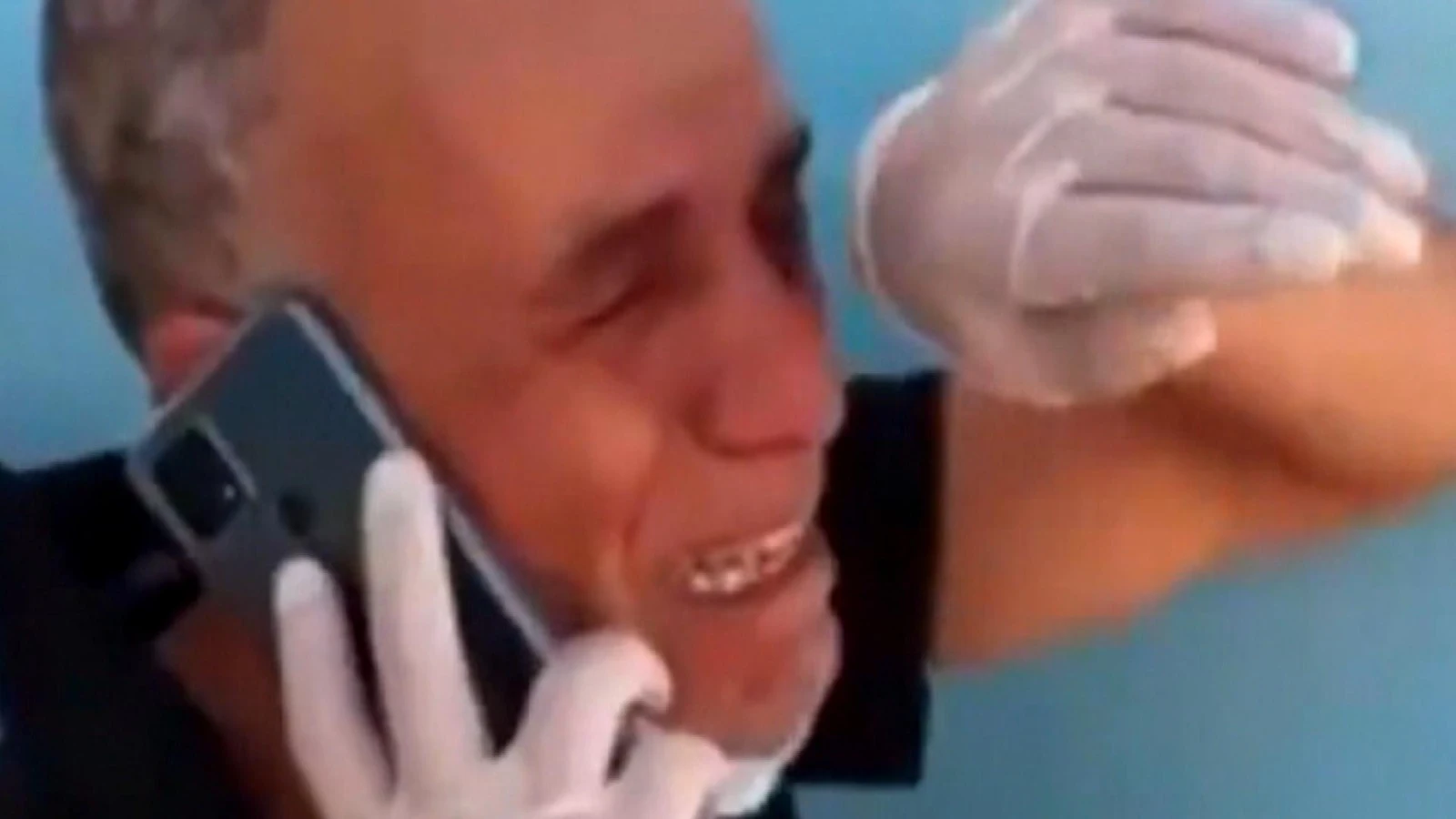 El director de un hospital llora desconsoladamente porque no queda oxígeno para atender a los pacientes covid El director de un hospital llora desconsoladamente porque no queda oxígeno para atender a los pacientes covid