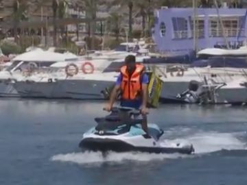Los 'riders del mar' triunfan en Almería y reparten pizzas a los barcos con motos acuáticas