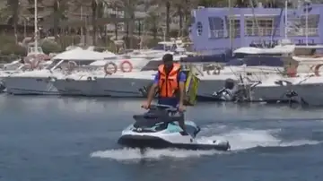 Los 'riders del mar' triunfan en Almería y reparten pizzas a los barcos con motos acuáticas Los 'riders del mar' triunfan en Almería y reparten pizzas a los barcos con motos acuáticas