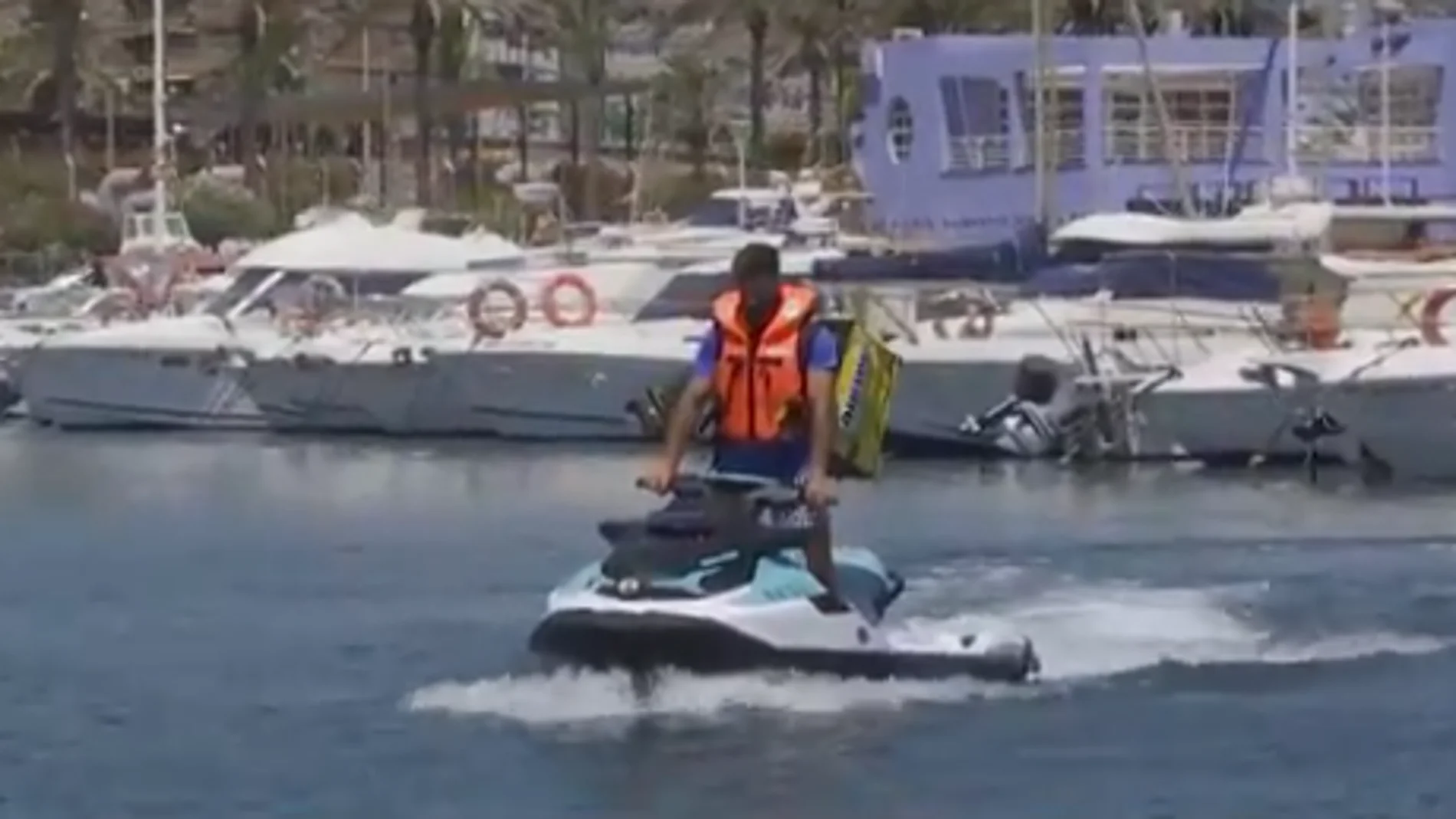 Los 'riders del mar' triunfan en Almería y reparten pizzas a los barcos con motos acuáticas