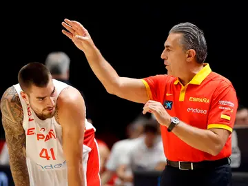 Sergio Scariolo da instrucciones a Juancho Hernangómez Sergio Scariolo da instrucciones a Juancho Hernangómez