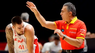 Sergio Scariolo da instrucciones a Juancho Hernangómez Sergio Scariolo da instrucciones a Juancho Hernangómez