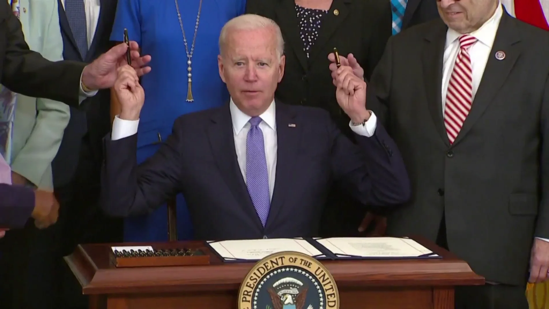 Biden regala los bolígrafos tras firmar el proyecto de ley para proteger a las víctimas de crímenes