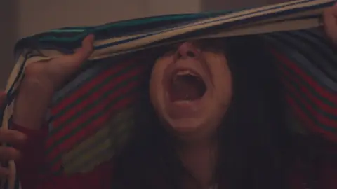 Las llamas arrasan la casa de Öykü, Demir y Candan en 'Mi hija' 'Mi hija'