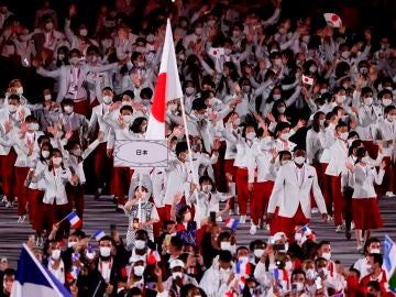 Representantes de la delegación de Japón desfilan durante la ceremonia inaugural de los Juegos Olímpicos de Tokio 2020