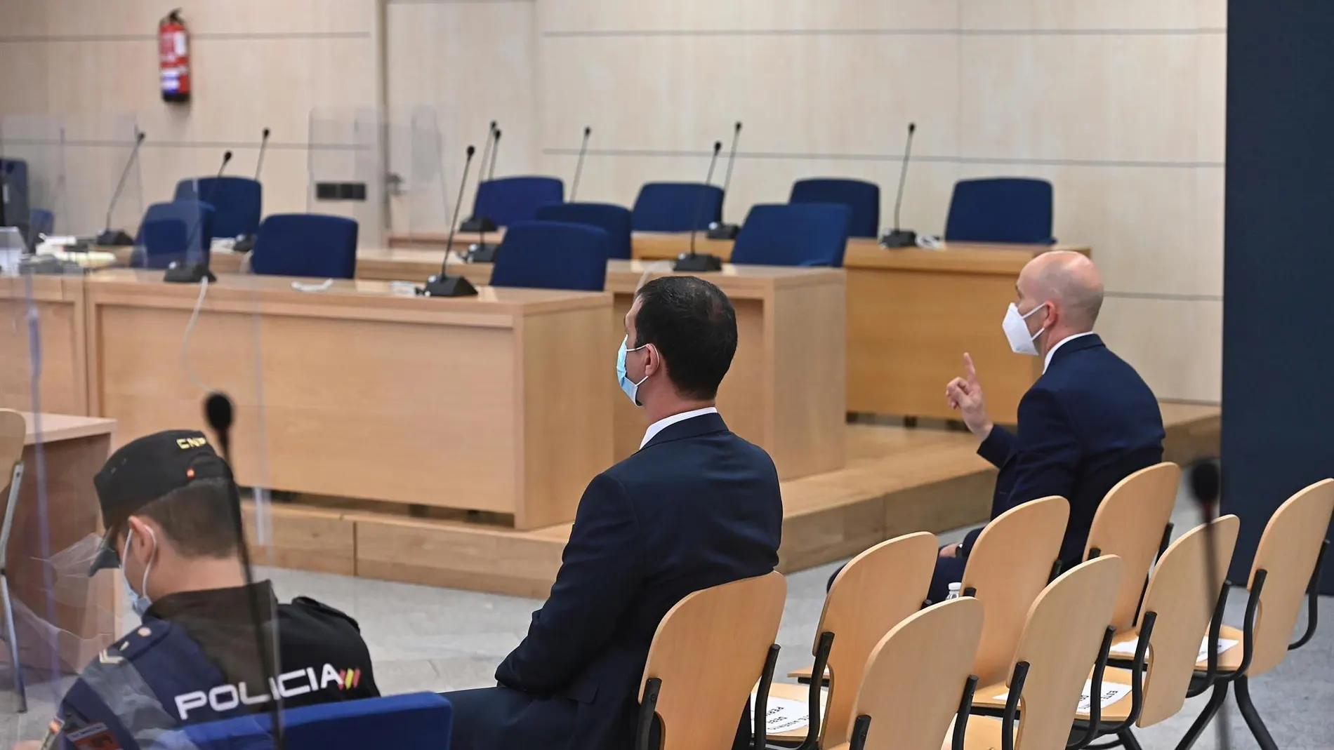 La Audiencia Nacional absuelve a los dos Mossos que acompañaban a Carles Puigdemont cuando fue detenido