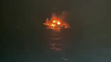 El pesquero santoñés Siempre al Alba se incendia y rescatan a los once marineros de la tripulación El pesquero santoñés Siempre al Alba se incendia y rescatan a los once marineros de la tripulación