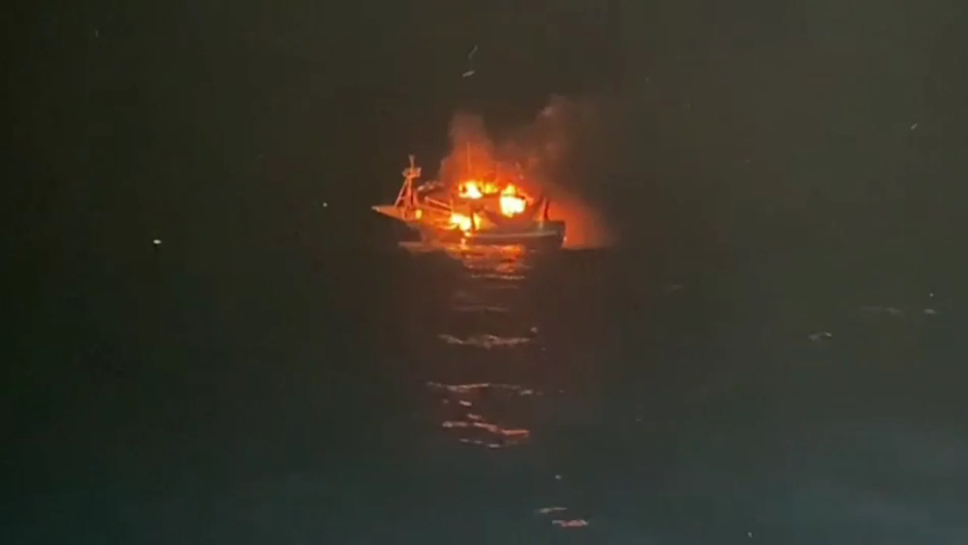 El pesquero santoñés Siempre al Alba se incendia y rescatan a los once marineros de la tripulación
