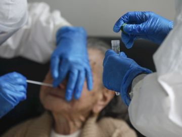 Una anciana se somete a un test PCR en Portugal