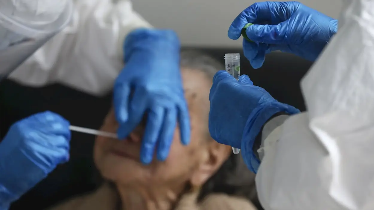 Una anciana se somete a un test PCR en Portugal Una anciana se somete a un test PCR en Portugal