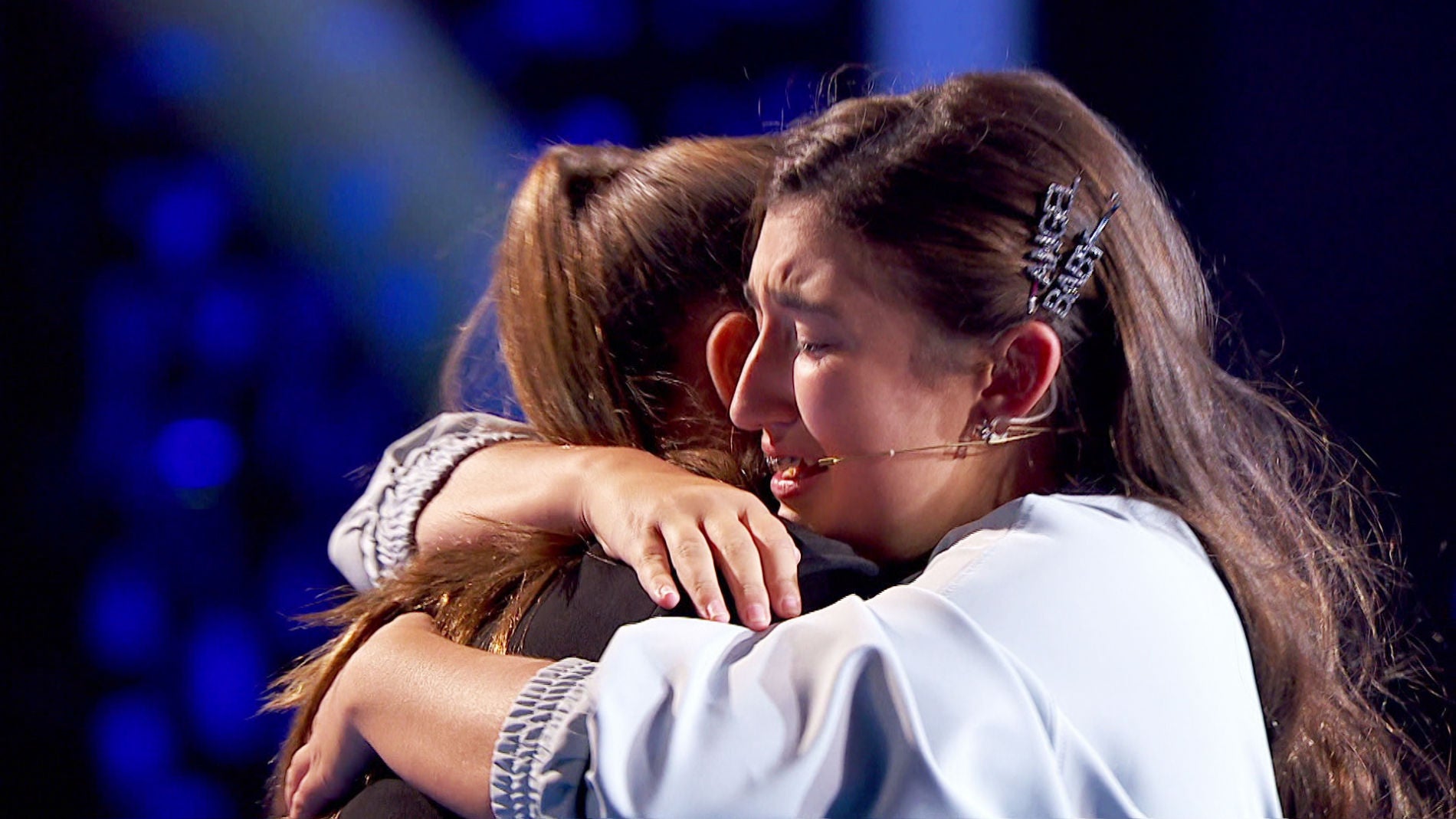 El abrazo de Roc o y Lola Avil s hace derramar las l grimas de todos los coaches No hay nada como el amor de dos hermanas