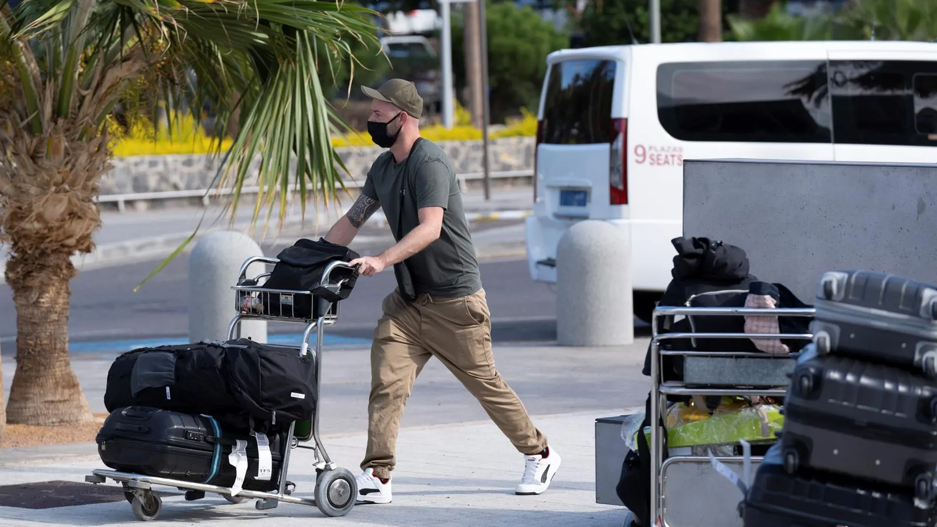 Llegada de turistas al aeropuerto de Tenerife Sur, en el municipio de Granadilla de Abona (Tenerife). Llegada de turistas al aeropuerto de Tenerife Sur, en el municipio de Granadilla de Abona (Tenerife).