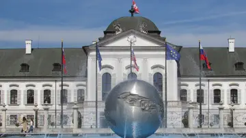 Los antidisturbios desalojan el acceso al Parlamento de Eslovaquia de radicales en contra de las medidas anti covid 