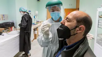Un hombre se somete a una prueba PCR en Zaragoza. Un hombre se somete a una prueba PCR en Zaragoza.