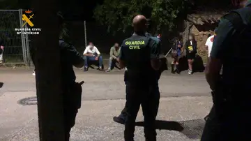 La Guardia Civil desaloja un local en Fuenmayor (La Rioja) que se anunciaba como discoteca en Internet. La Guardia Civil desaloja un local en Fuenmayor (La Rioja) que se anunciaba como discoteca en Internet.