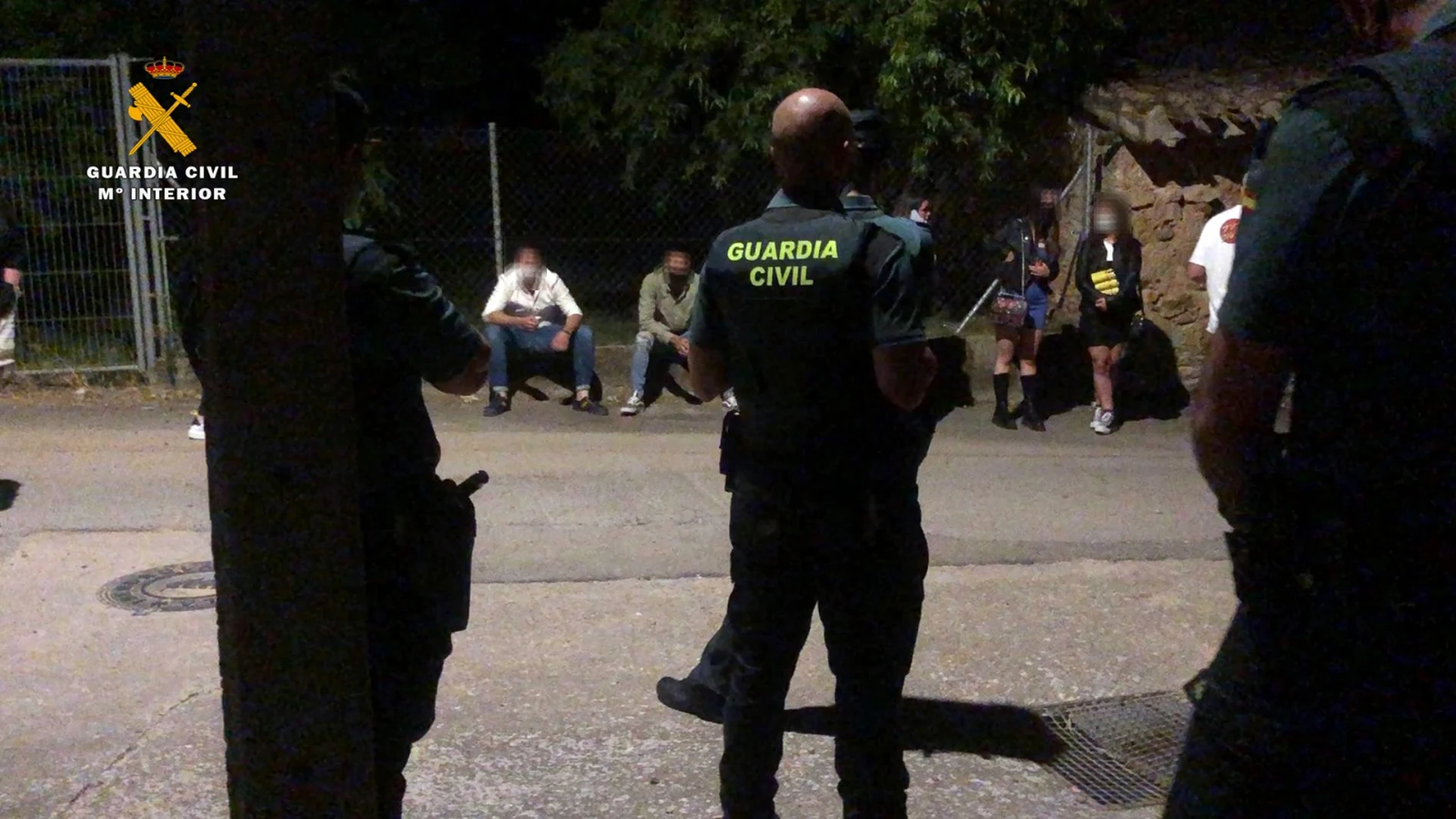 La Guardia Civil desaloja un local en Fuenmayor (La Rioja) que se anunciaba como discoteca en Internet.