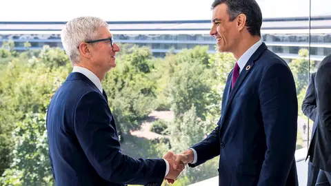 El Presidente del Gobierno, Pedro Sánchez (d) y el director ejecutivo de APPLE, Tim Cook, durante la reunión que han tenido hoy viernes en el APPLE PARK, en Cupertino, California El Presidente del Gobierno, Pedro Sánchez (d) y el director ejecutivo de APPLE, Tim Cook, durante la reunión que han tenido hoy viernes en el APPLE PARK, en Cupertino, California