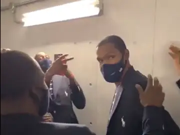 La expedición estadounidense 'trolea' a Durant cántandole el cumpleaños feliz: su cara es un poema La expedición estadounidense 'trolea' a Durant cántandole el cumpleaños feliz: su cara es un poema