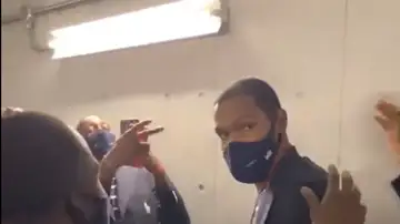 La expedición estadounidense 'trolea' a Durant cántandole el cumpleaños feliz: su cara es un poema La expedición estadounidense 'trolea' a Durant cántandole el cumpleaños feliz: su cara es un poema