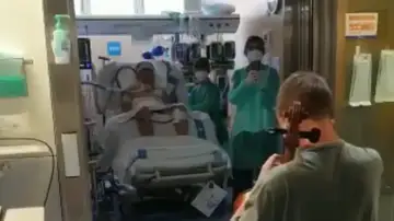 Un joven de 13 años ofrece un concierto de violonchelo en el hospital a su padre ingresado en la UCI Un joven de 13 años ofrece un concierto de violonchelo en el hospital a su padre ingresado en la UCI