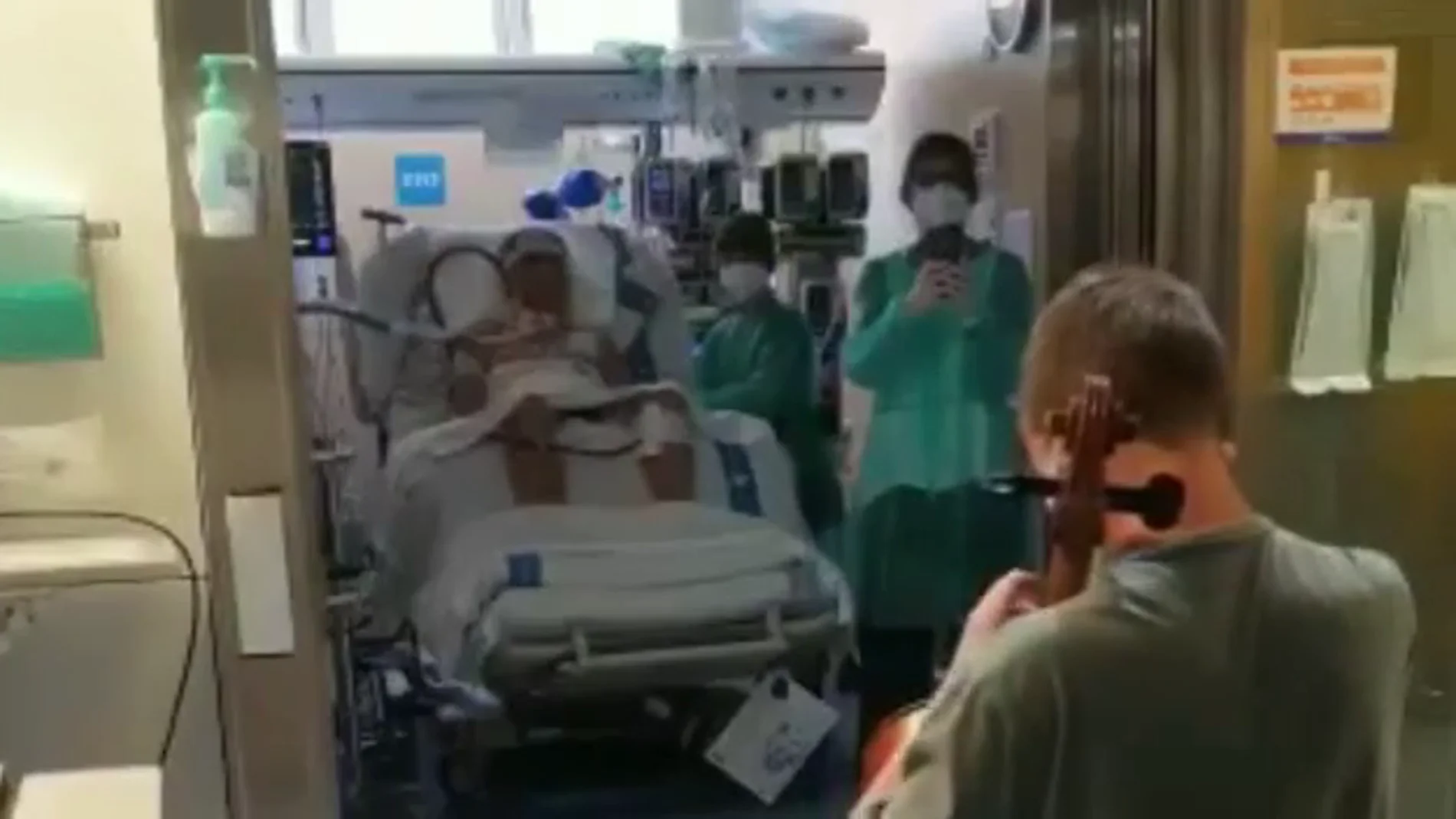 Un joven de 13 años ofrece un concierto de violonchelo en el hospital a su padre ingresado en la UCI
