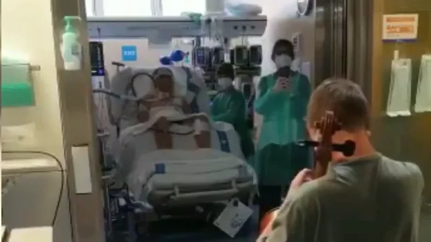 Un joven de 13 años ofrece un concierto de violonchelo en el hospital a su padre ingresado en la UCI Un joven de 13 años ofrece un concierto de violonchelo en el hospital a su padre ingresado en la UCI