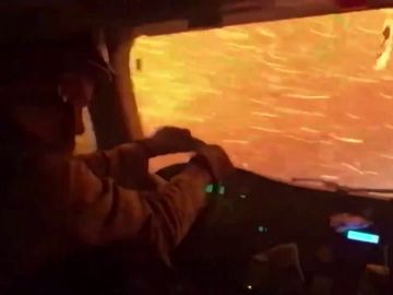Las imágenes de un camión de bomberos atravesando un incendio forestal en Nevada