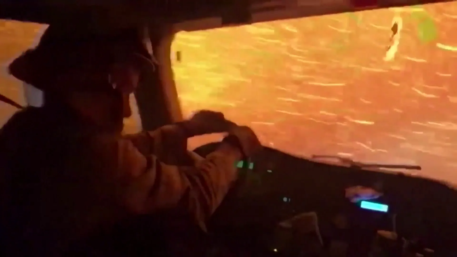 Las im&aacute;genes de un cami&oacute;n de bomberos atravesando un incendio forestal en Nevada