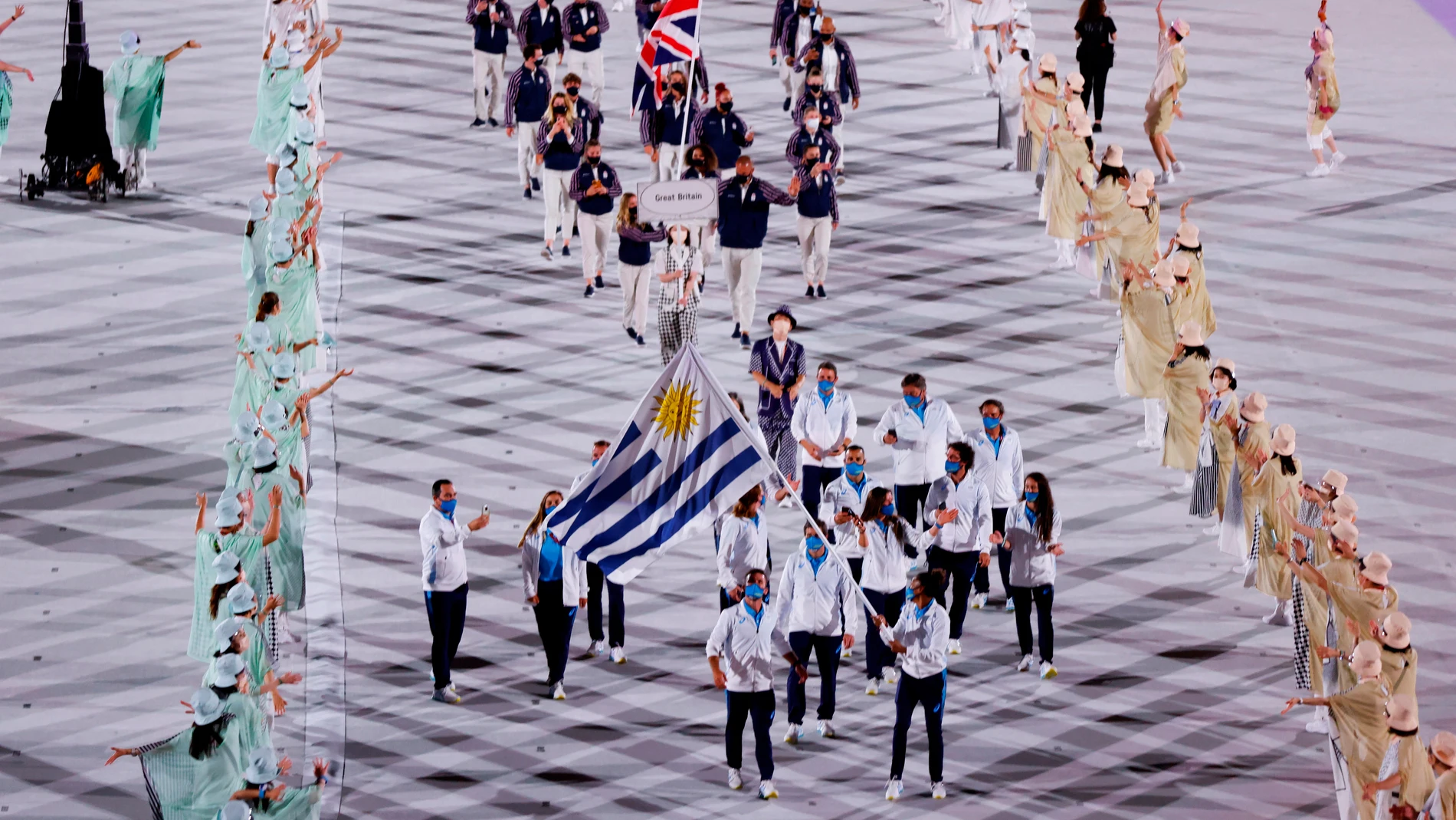 Desfile de Uruguay y Reino Unido en los Juegos Olímpicos de Tokio