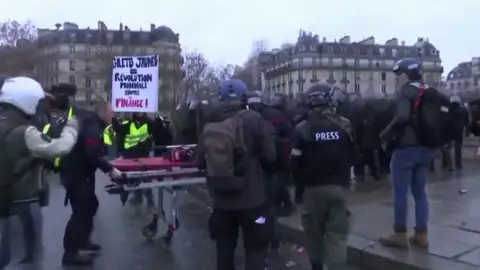 Protestas en Francia contra la implantación del 'certificado covid' que limita la movilidad de los no vacunados Protestas en Francia contra la implantación del 'certificado covid' que limita la movilidad de los no vacunados
