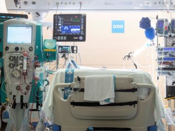 Cataluña reserva su capacidad sanitaria a actividades "urgentes y no aplazables" ante una situación "crítica".