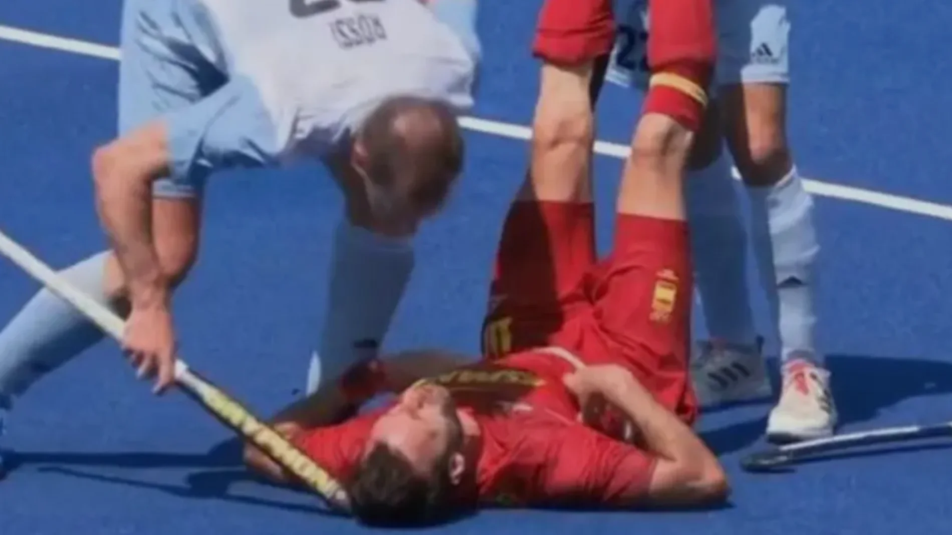 La vergonzosa agresión con el stick de un jugador argentino a un español La vergonzosa agresión con el stick de un jugador argentino a un español