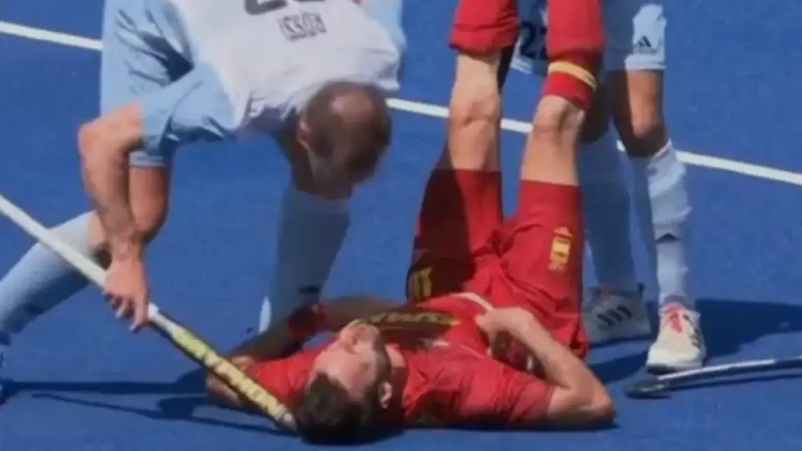 La vergonzosa agresión con el stick de un jugador argentino a un español La vergonzosa agresión con el stick de un jugador argentino a un español