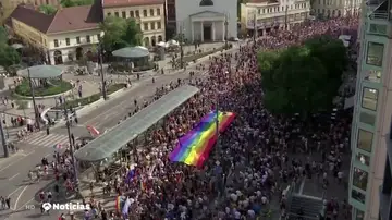 Miles de húngaros desfilan en el Orgullo LGTB frente a las políticas homófobas de Viktor Orbán Miles de húngaros desfilan en el Orgullo LGTB frente a las políticas homófobas de Viktor Orbán