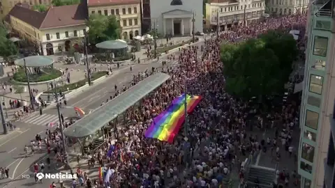Miles de húngaros desfilan en el Orgullo LGTB frente a las políticas homófobas de Viktor Orbán Miles de húngaros desfilan en el Orgullo LGTB frente a las políticas homófobas de Viktor Orbán