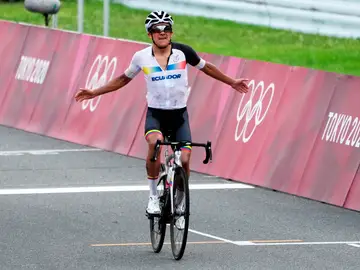Richard Carapaz consigue el oro olímpico de ciclismo en ruta en los Juegos Olímpicos 2020 Richard Carapaz consigue el oro olímpico de ciclismo en ruta en los Juegos Olímpicos 2020
