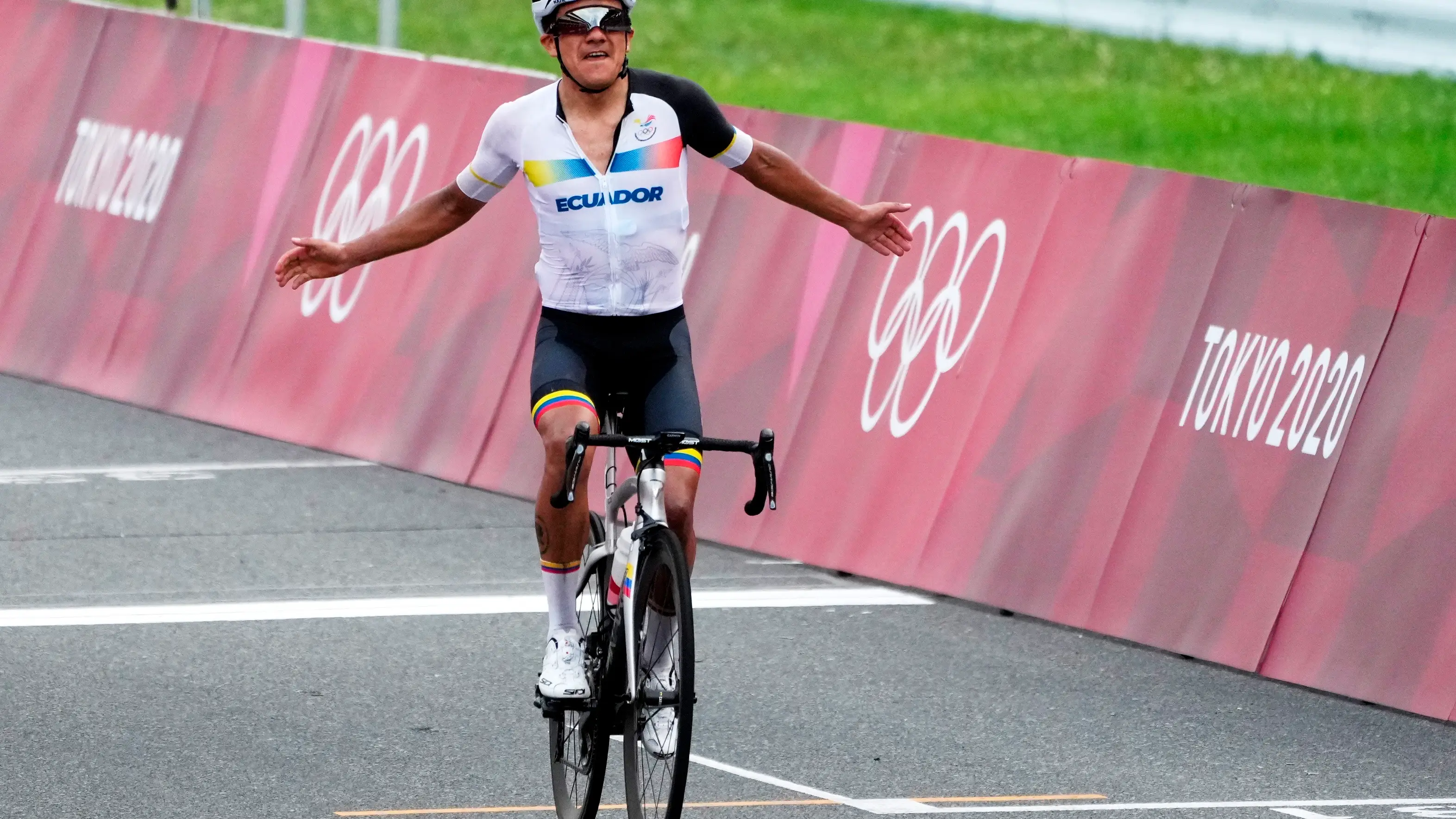 Richard Carapaz consigue el oro ol&iacute;mpico de ciclismo en ruta en los Juegos Ol&iacute;mpicos 2020