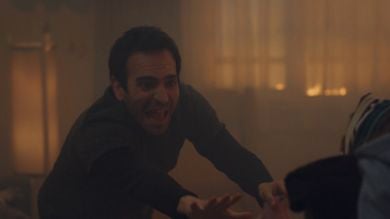 ¡Sus vidas corren peligro! El fuego invade la casa de Öykü, Demir y Candan