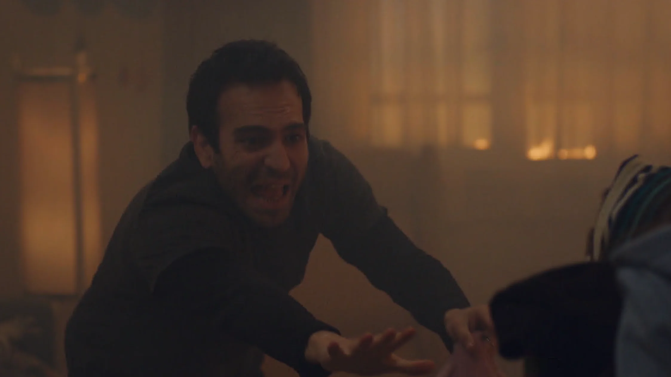 El fuego invade la casa Öykü, Demir y Candan 'Mi hija'