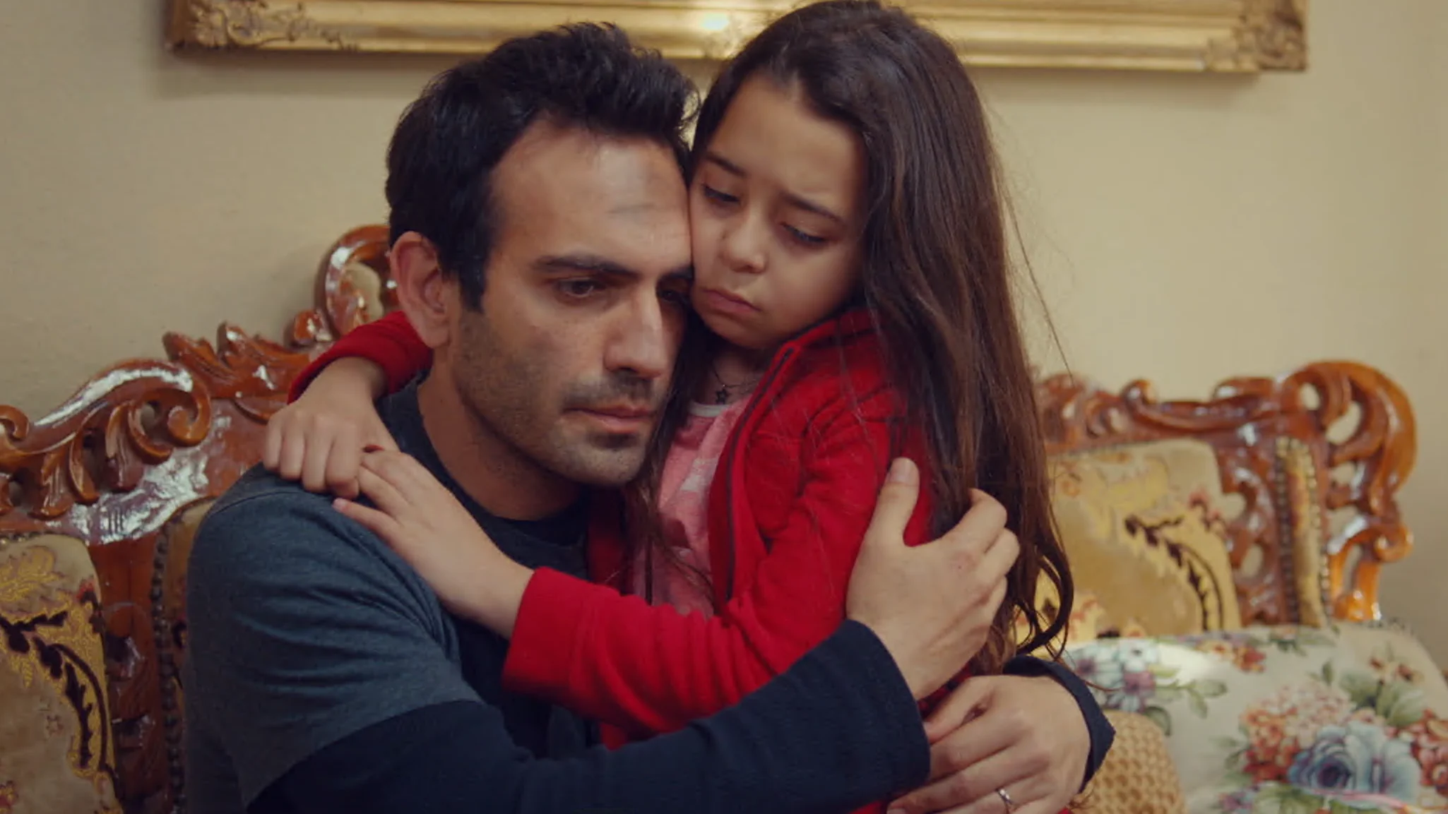 Demir se queda sin palabras ante la pregunta de Öykü: "¿Por qué se ha quemado nuestra casa?" 'Mi hija'