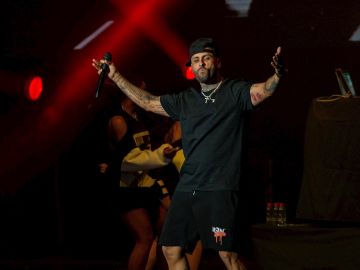 El cantante estadounidense de reguetón Nicky Jam durante el concierto ofrecido en el festival de música "Starlite" de Marbella, que se celebra en la localidad malacitana