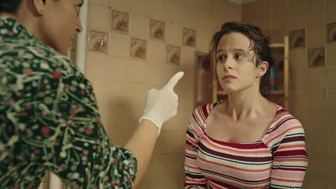 Neriman recibe un duro castigo de Safiye por ser un acto de amabilidad con Ege Mejores momentos | Capítulo 3