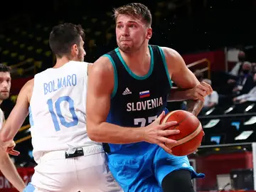 Luka Doncic arrolla a Argentina con 48 puntos y presenta la candidatura de Eslovenia al oro en los JJOO de Tokio Luka Doncic arrolla a Argentina con 48 puntos y presenta la candidatura de Eslovenia al oro en los JJOO de Tokio
