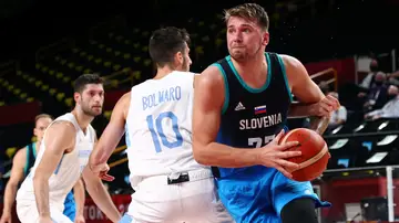 Luka Doncic arrolla a Argentina con 48 puntos y presenta la candidatura de Eslovenia al oro en los JJOO de Tokio Luka Doncic arrolla a Argentina con 48 puntos y presenta la candidatura de Eslovenia al oro en los JJOO de Tokio